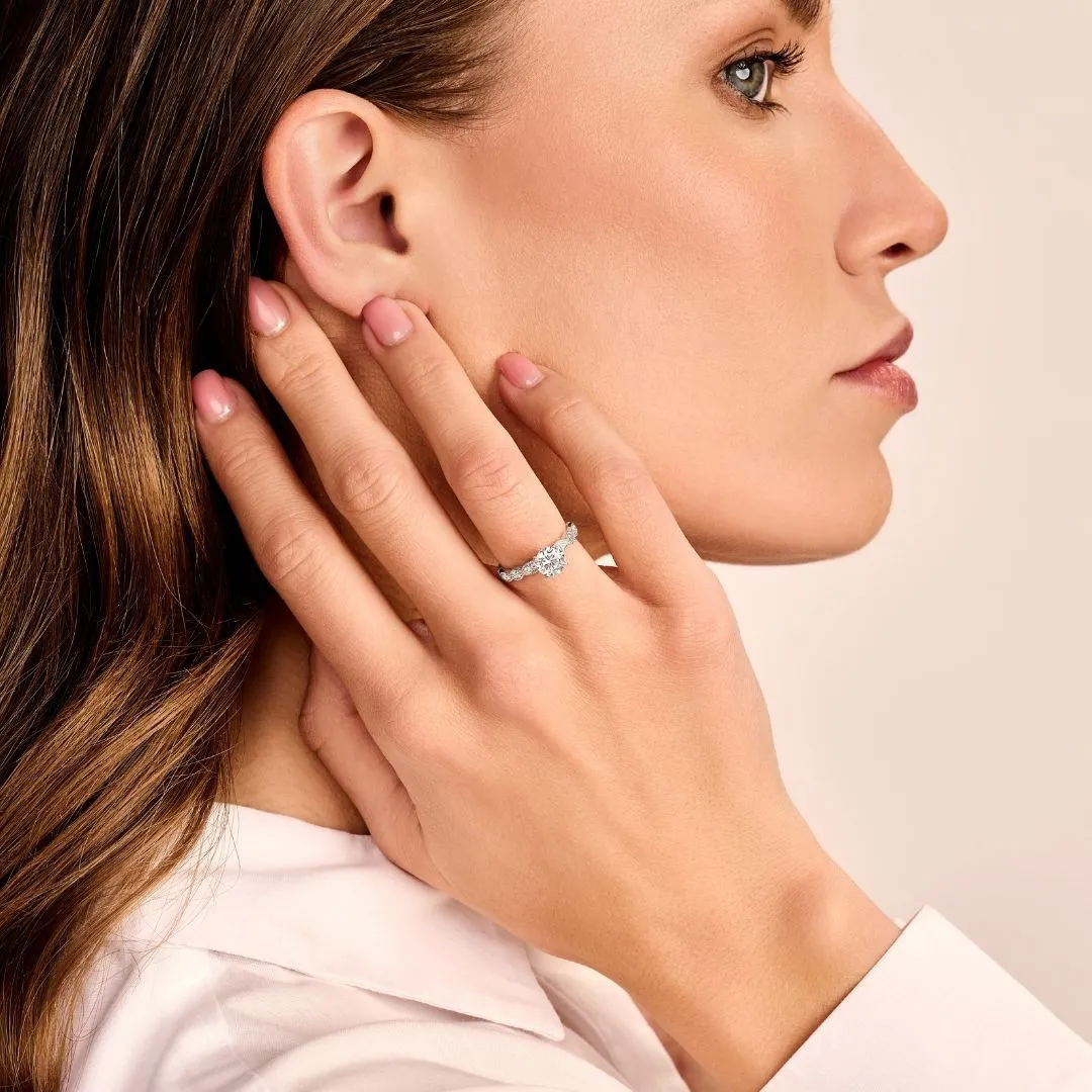 1.00 quilates anillo solitario apilable de oro blanco con un diamante redondo con diseño marquesa 