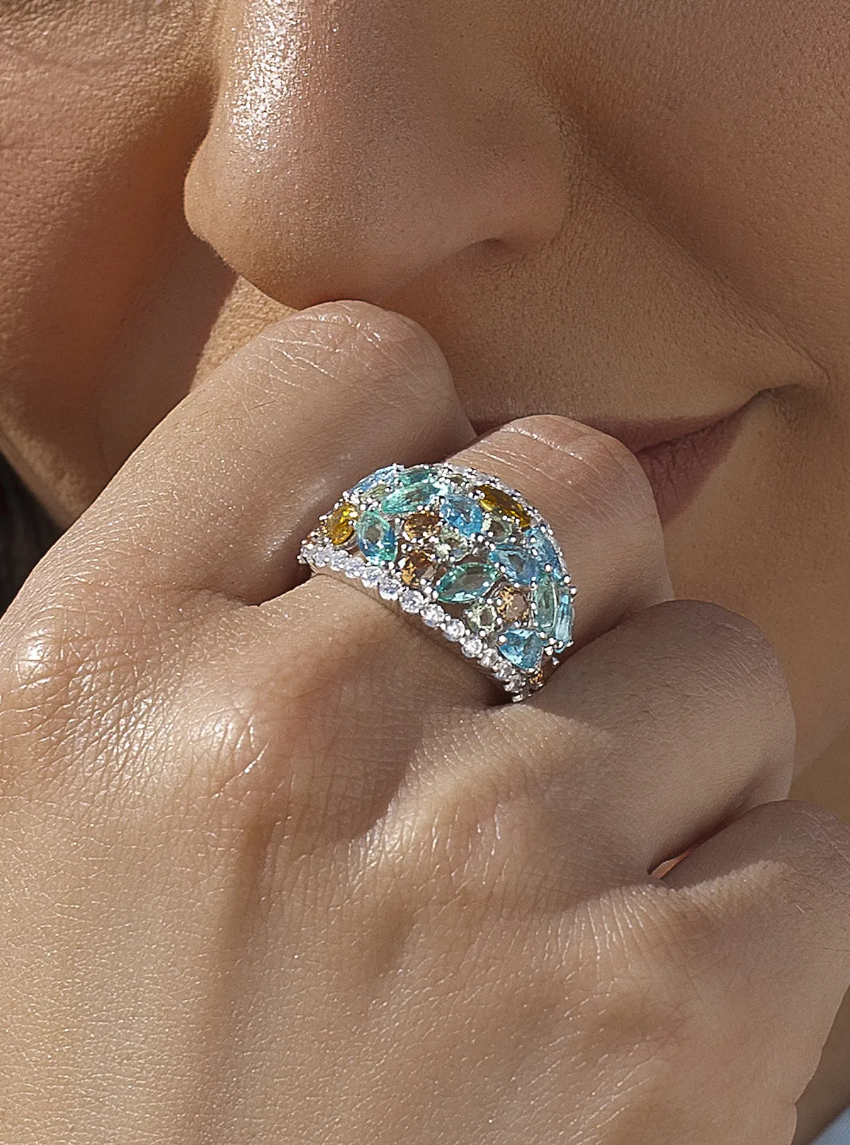 Anillo con piedras barroco en tonos fríos