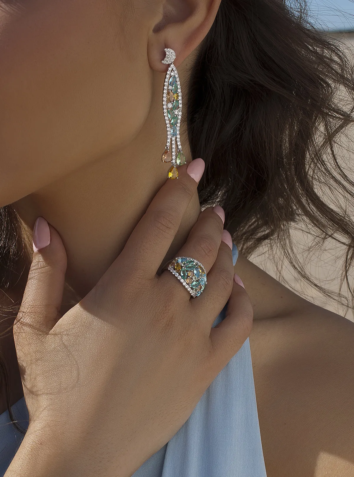 Anillo con piedras barroco en tonos fríos