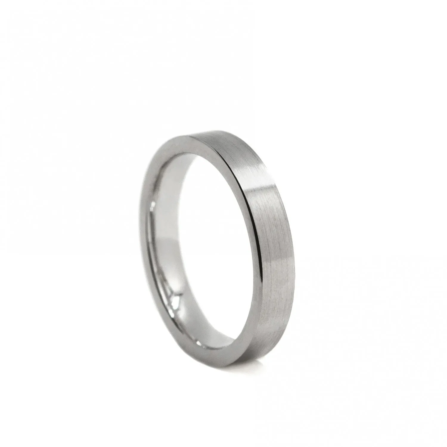 Anillo de compromiso clásico en plata lisa