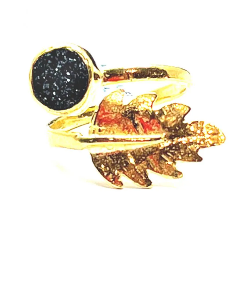 ANILLO MUJER DORADO ALTA BISUTERÍA CON PIEDRA DRUSA NEGRA Y HOJITA