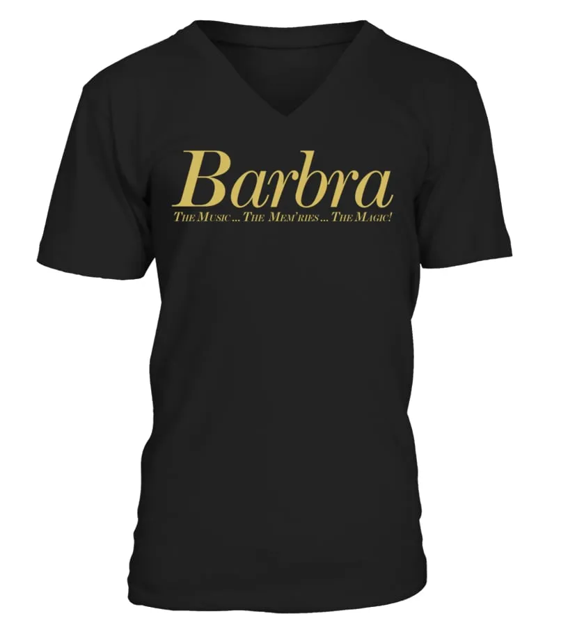 BARBRA STREISAND  2010S FILMS  BARBRA THE MUSIC THE  MEM’RIES THE MAGIC! 2017 BK (1) CAMISETA CUELLO EN V UNISEX
