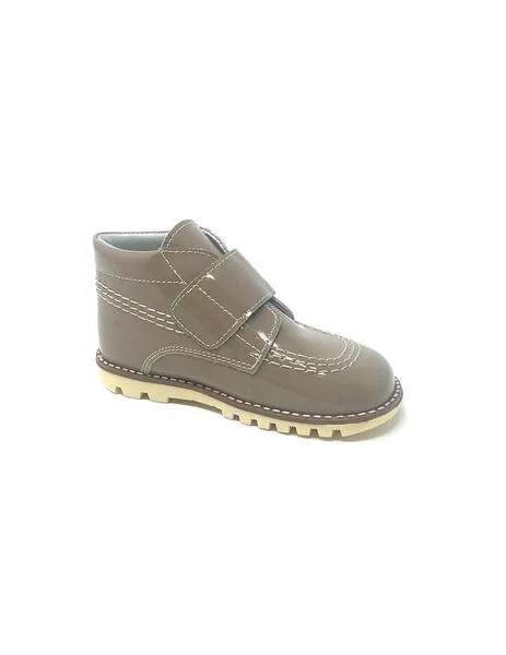 botin  velcro charol castoro