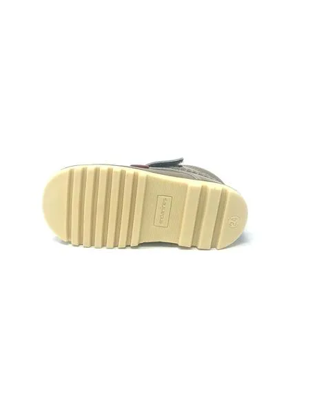 botin  velcro charol castoro