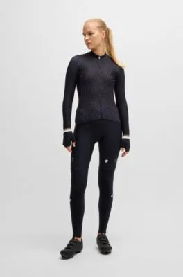 Calentadores térmicos BOSS x ASSOS con detalles de logo