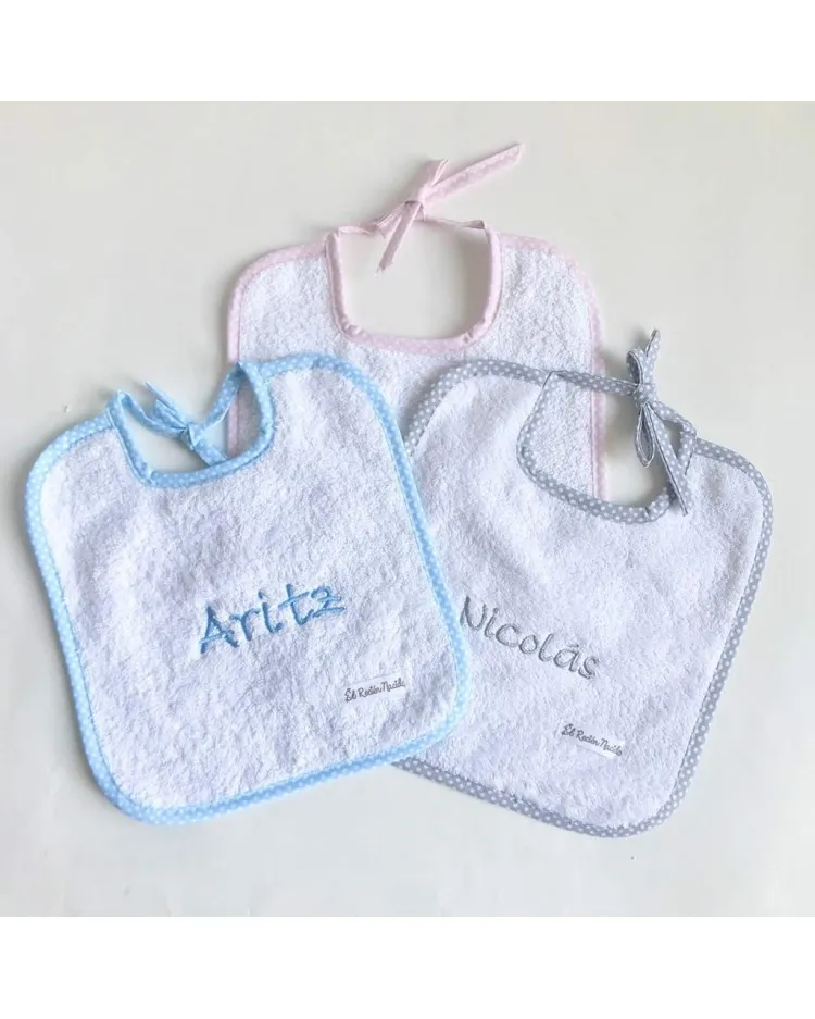 Capa de baño para bebé con ribete gris con nombre bordado