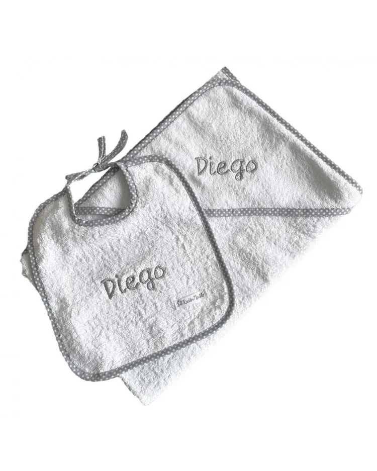 Capa de baño para bebé con ribete gris con nombre bordado