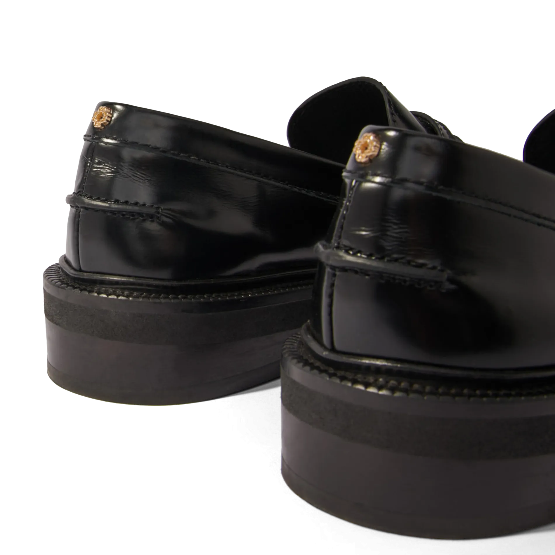 MAJE Mocasín de charol de cuero en negro