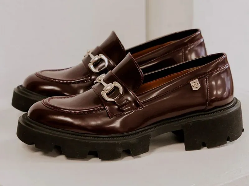 MOCASÍN CON SUELA TRACK POPA ZINTIA EN COLOR BURDEOS