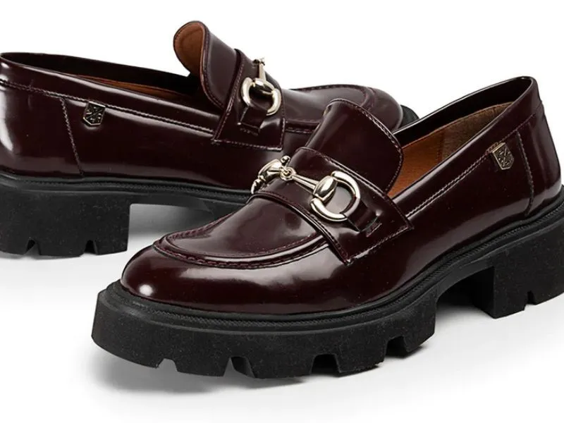 MOCASÍN CON SUELA TRACK POPA ZINTIA EN COLOR BURDEOS