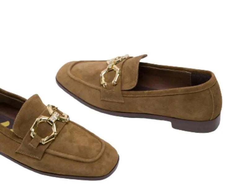 MOCASÍN DE ANTE CON HEBILLA CUPLÉ EN COLOR MARRÓN 107210