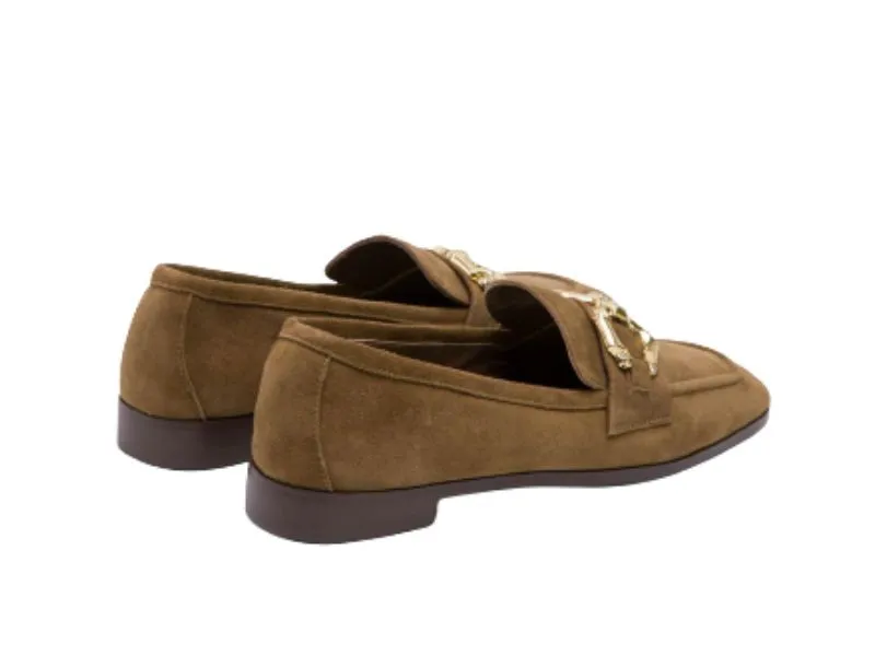 MOCASÍN DE ANTE CON HEBILLA CUPLÉ EN COLOR MARRÓN 107210
