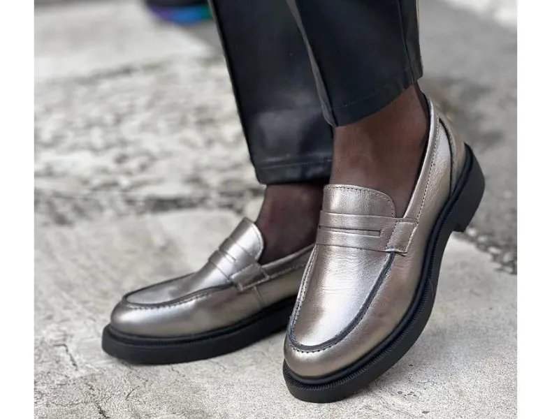 MOCASÍN DE PIEL GENOVA CALZADOS GAYOSO EN COLOR PLATA