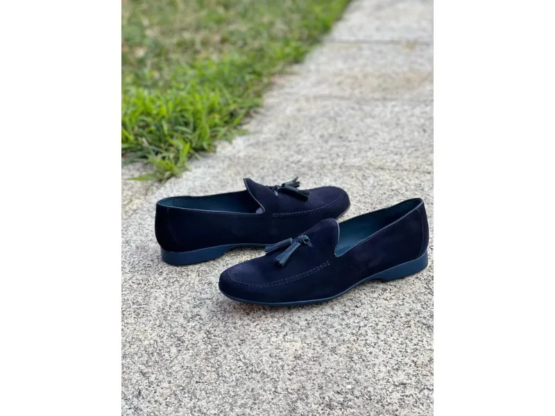 MOCASÍN EN PIEL SERRAJE CON BORLAS 6115 TUBOLARI EN COLOR MARINO