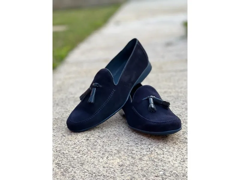MOCASÍN EN PIEL SERRAJE CON BORLAS 6115 TUBOLARI EN COLOR MARINO