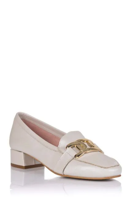 MOCASíN CON ADORNO METáLICO  PIEL