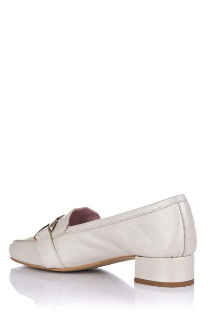 MOCASíN CON ADORNO METáLICO  PIEL