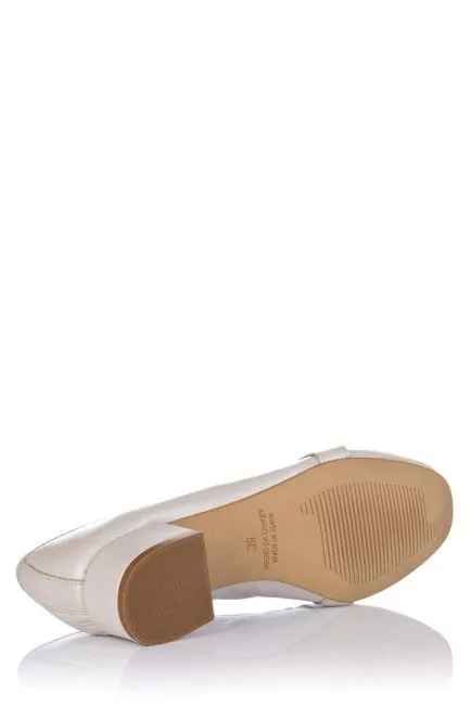 MOCASíN CON ADORNO METáLICO  PIEL