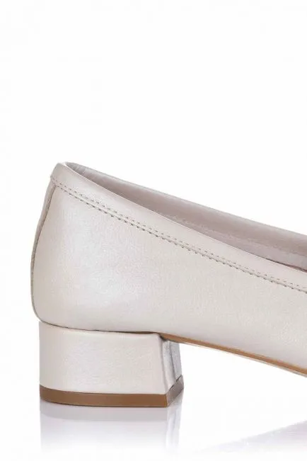 MOCASíN CON ADORNO METáLICO  PIEL
