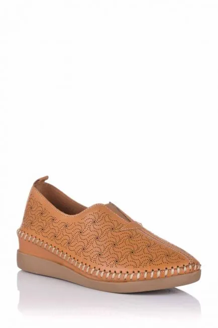 MOCASíN CON CUñA CALADO  PIEL