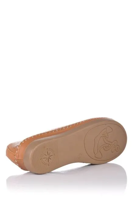 MOCASíN CON CUñA CALADO  PIEL
