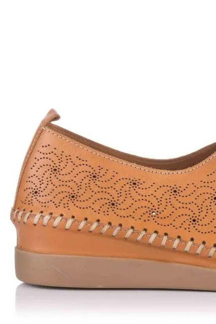 MOCASíN CON CUñA CALADO  PIEL