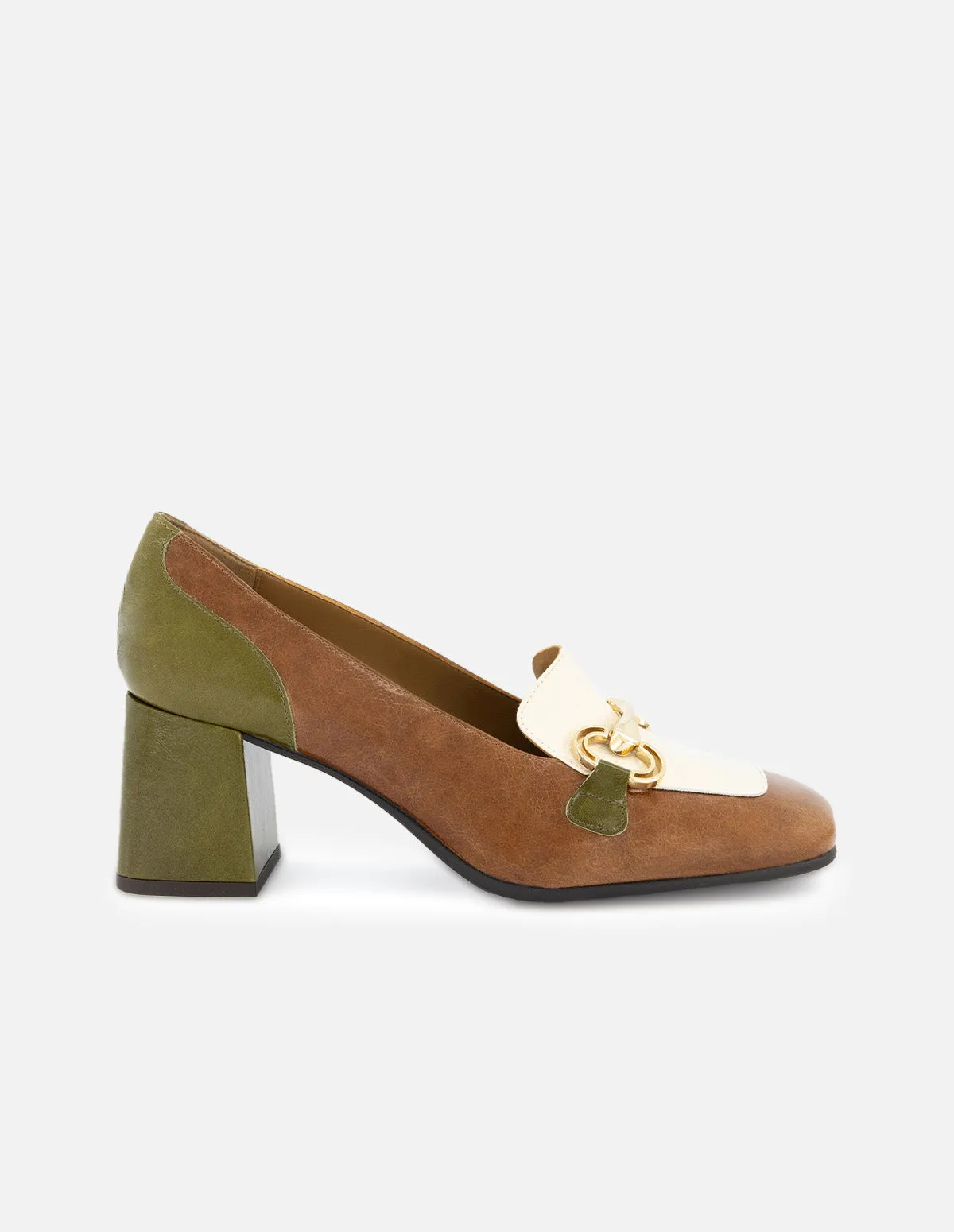 Mocasín de charol color cuero para mujer con maxihebilla