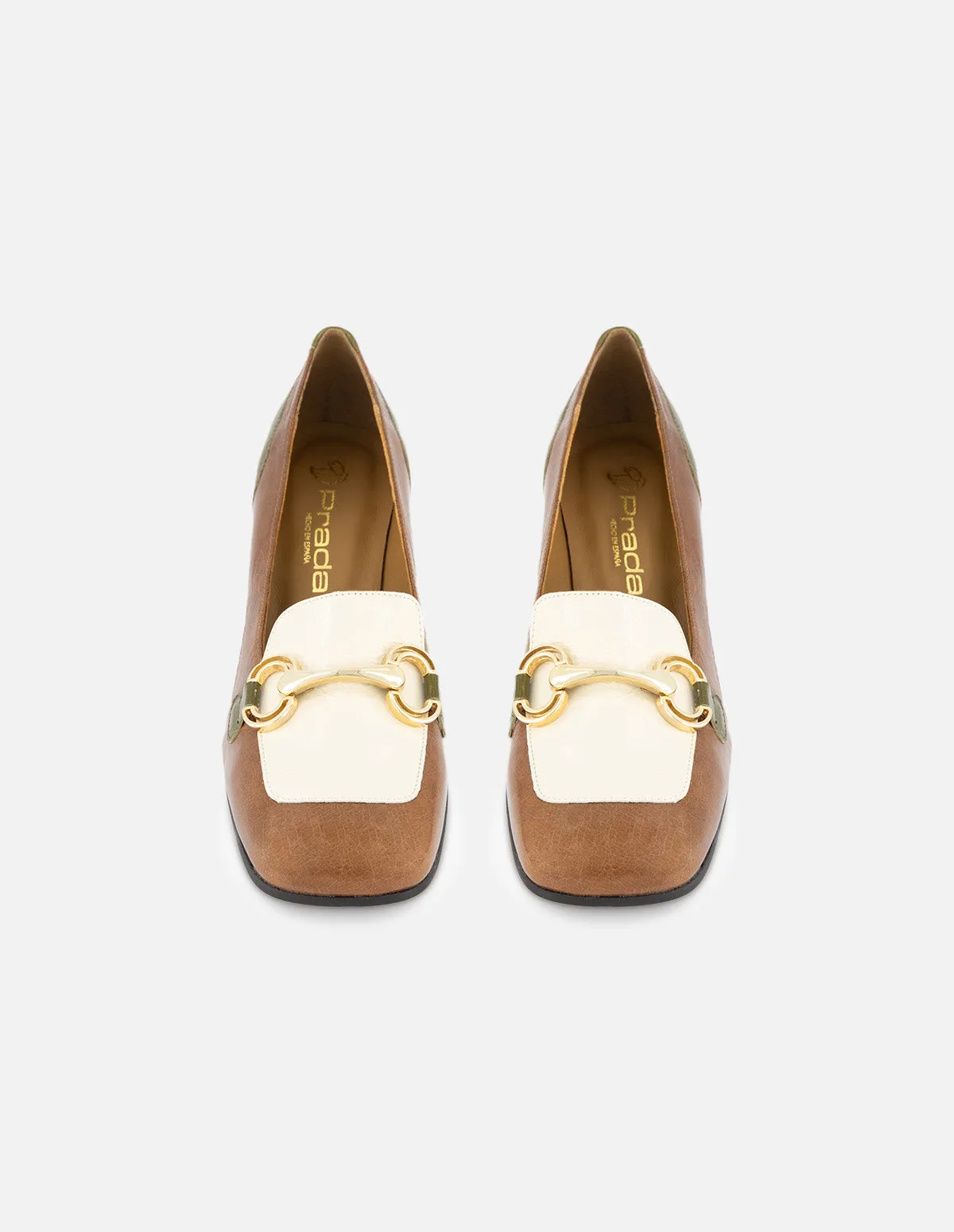 Mocasín de charol color cuero para mujer con maxihebilla