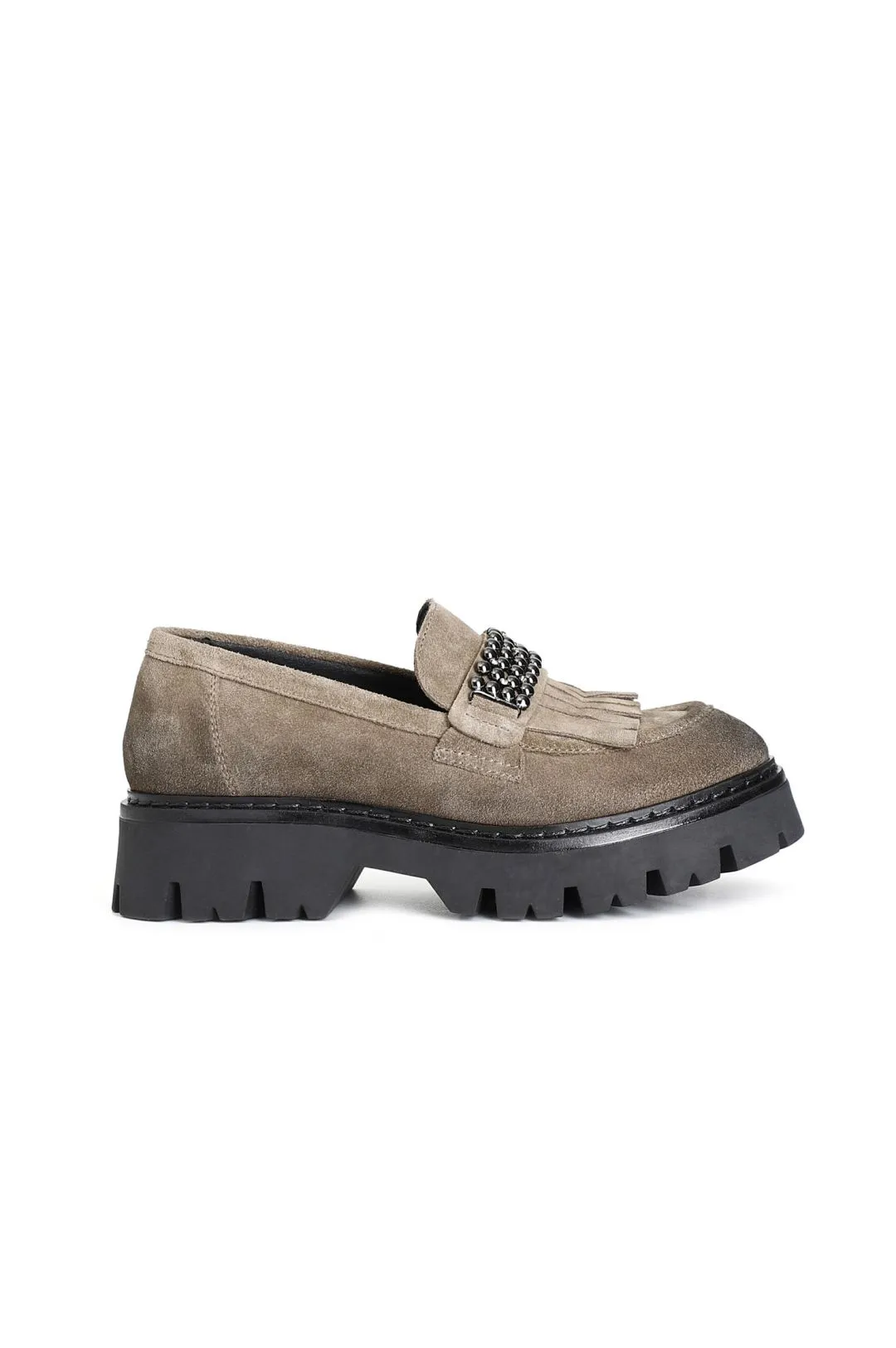 mocasín de mujer con flecos y complemento de ante. nut