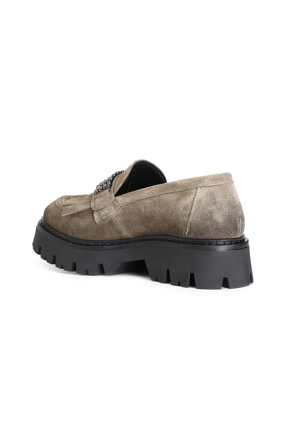 mocasín de mujer con flecos y complemento de ante. nut