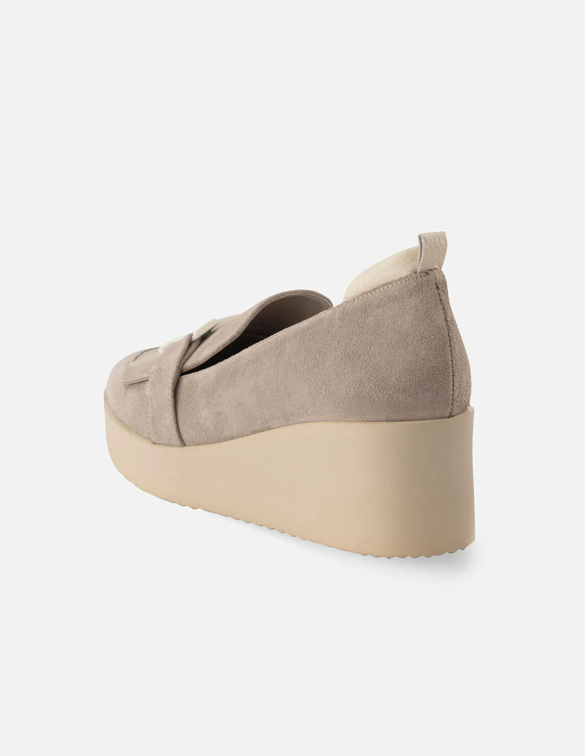Mocasín de piel ante color beige con detalle de hebilla para mujer