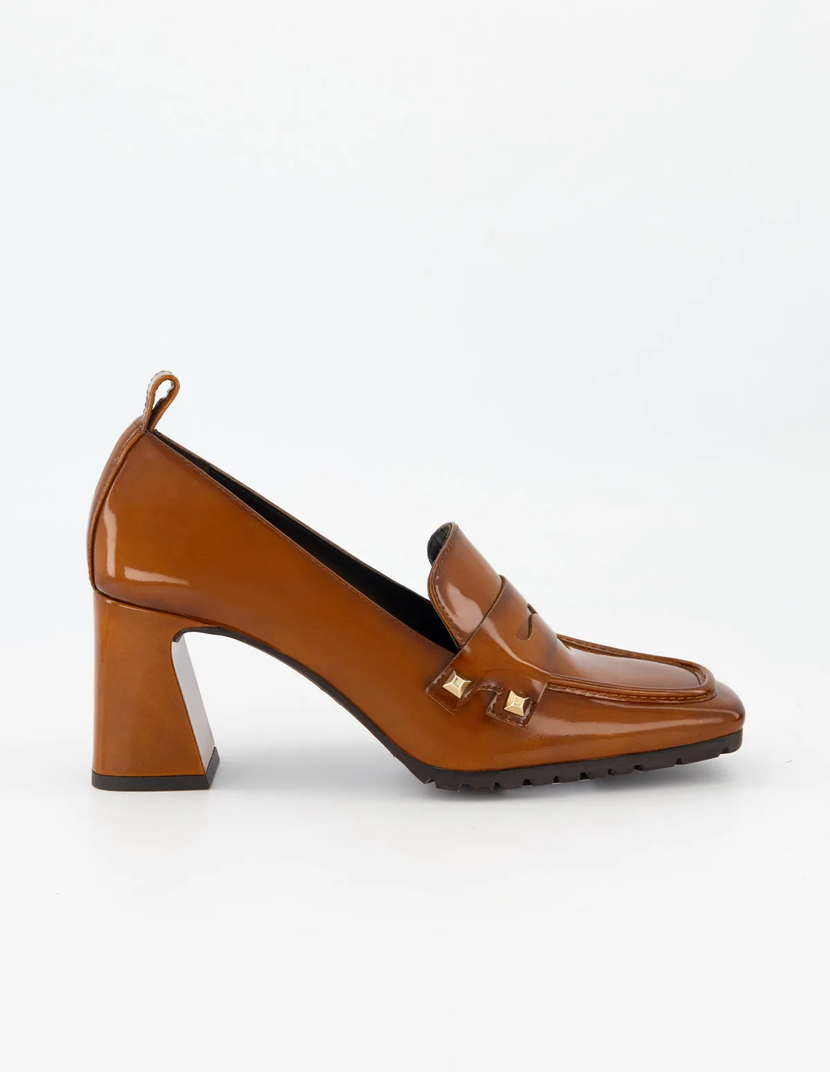 Mocasín de piel charol para mujer color cuero con detalles en color dorado