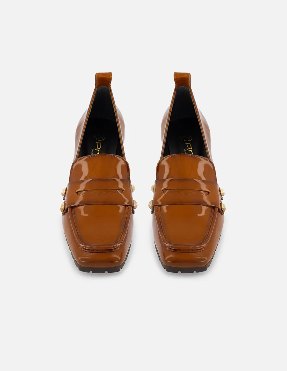 Mocasín de piel charol para mujer color cuero con detalles en color dorado