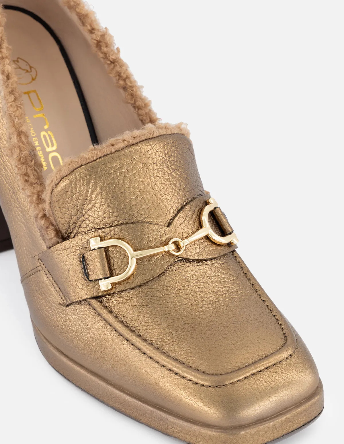 Mocasín de piel para mujer color dorado con tacón ancho