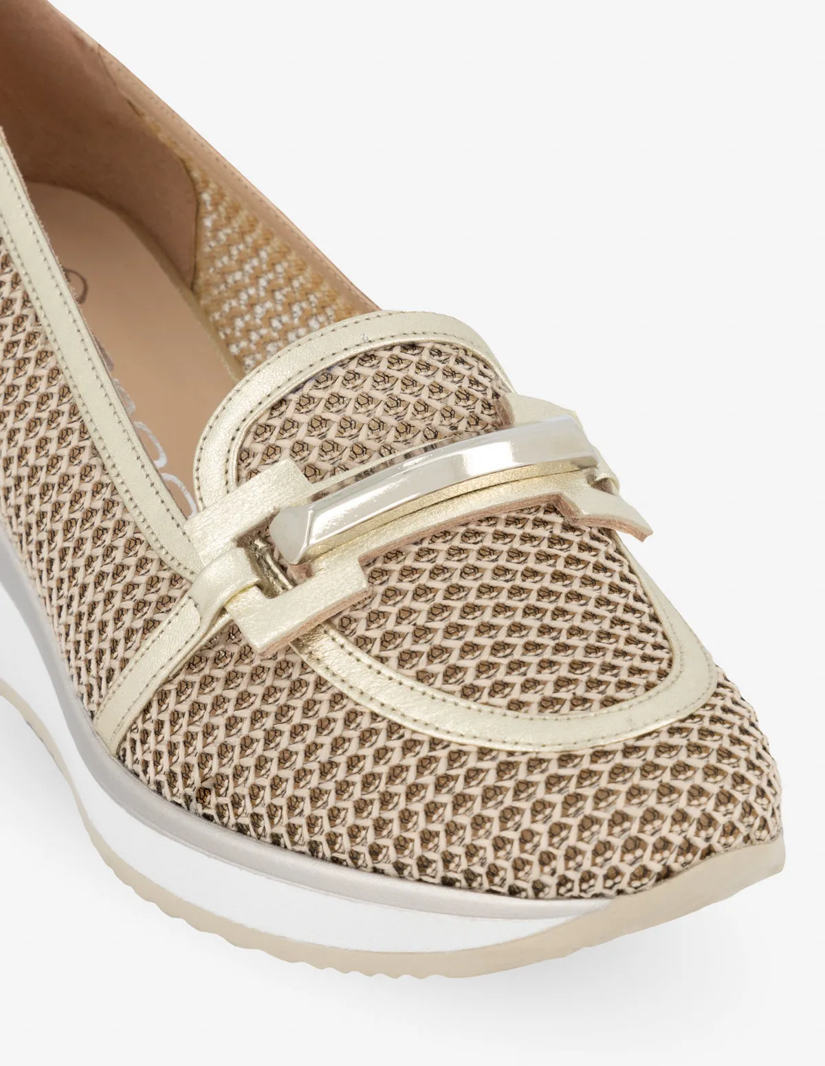 Mocasín de rejilla en color dorado con hebilla para mujer