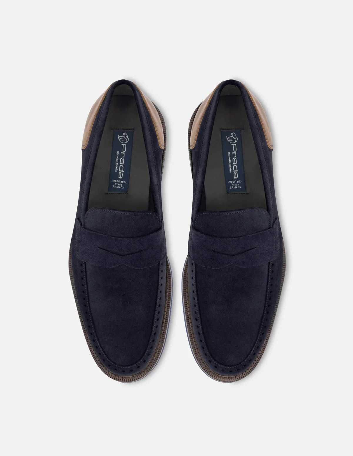 Mocasín en ante color azul marino con detalles en piel napa y encombrecidos para hombre.