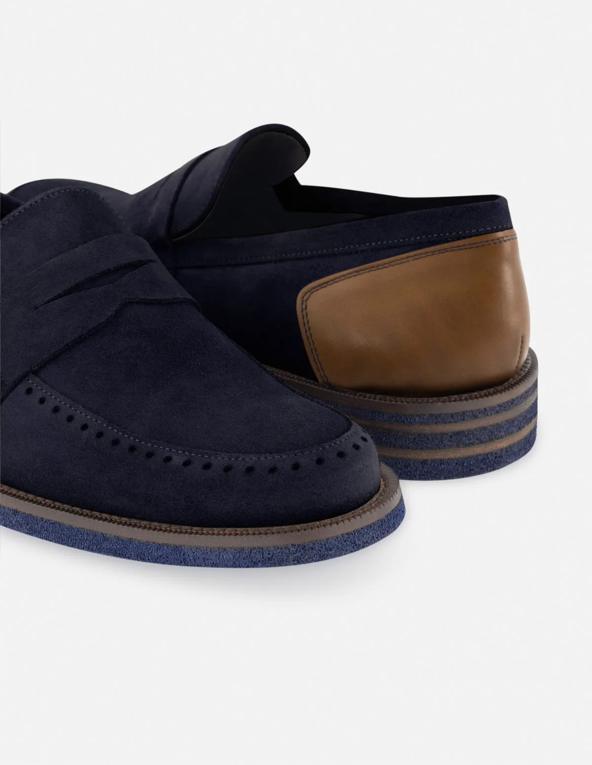 Mocasín en ante color azul marino con detalles en piel napa y encombrecidos para hombre.