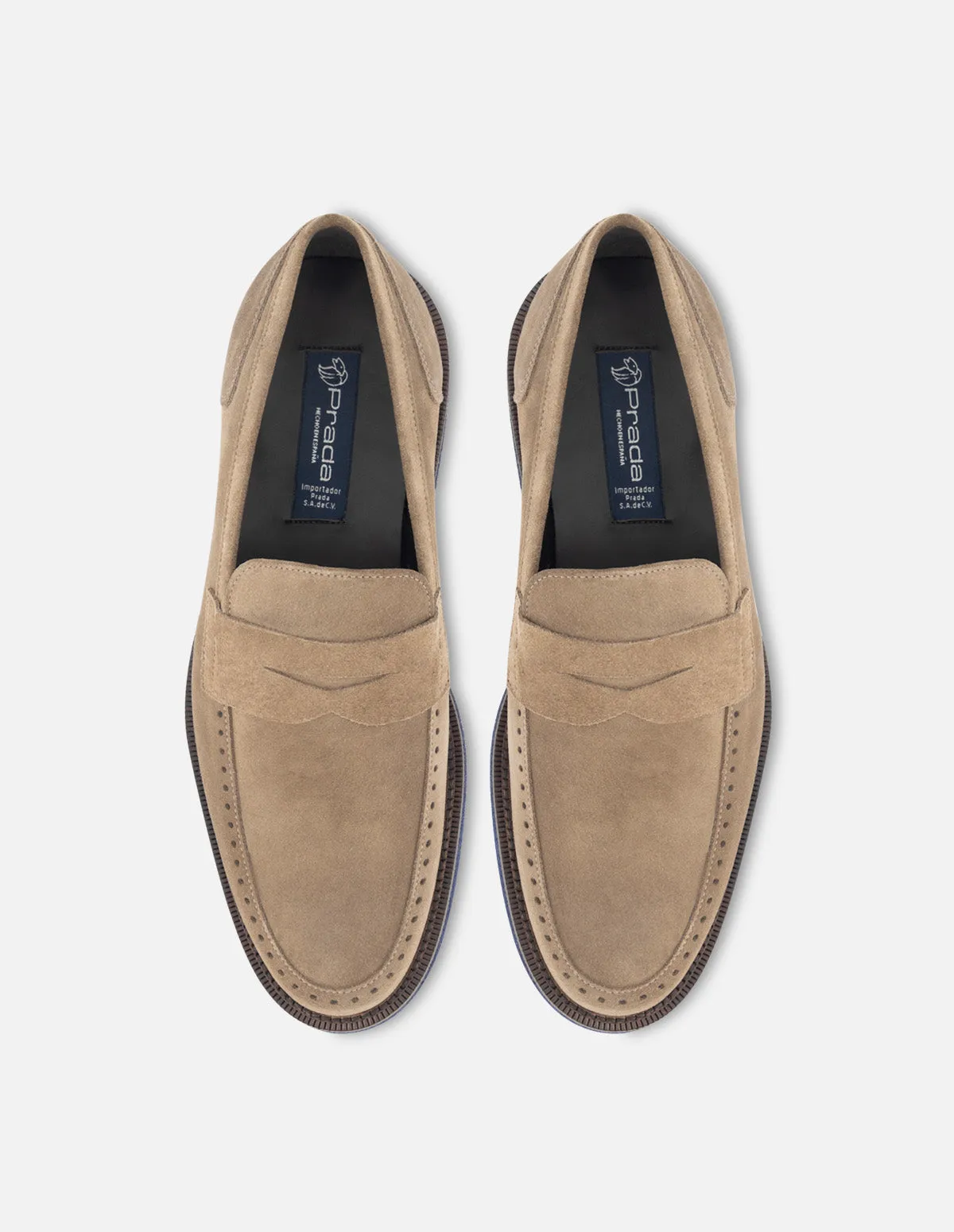 Mocasín en ante color beige con detalles en piel napa y encombrecidos para hombre.