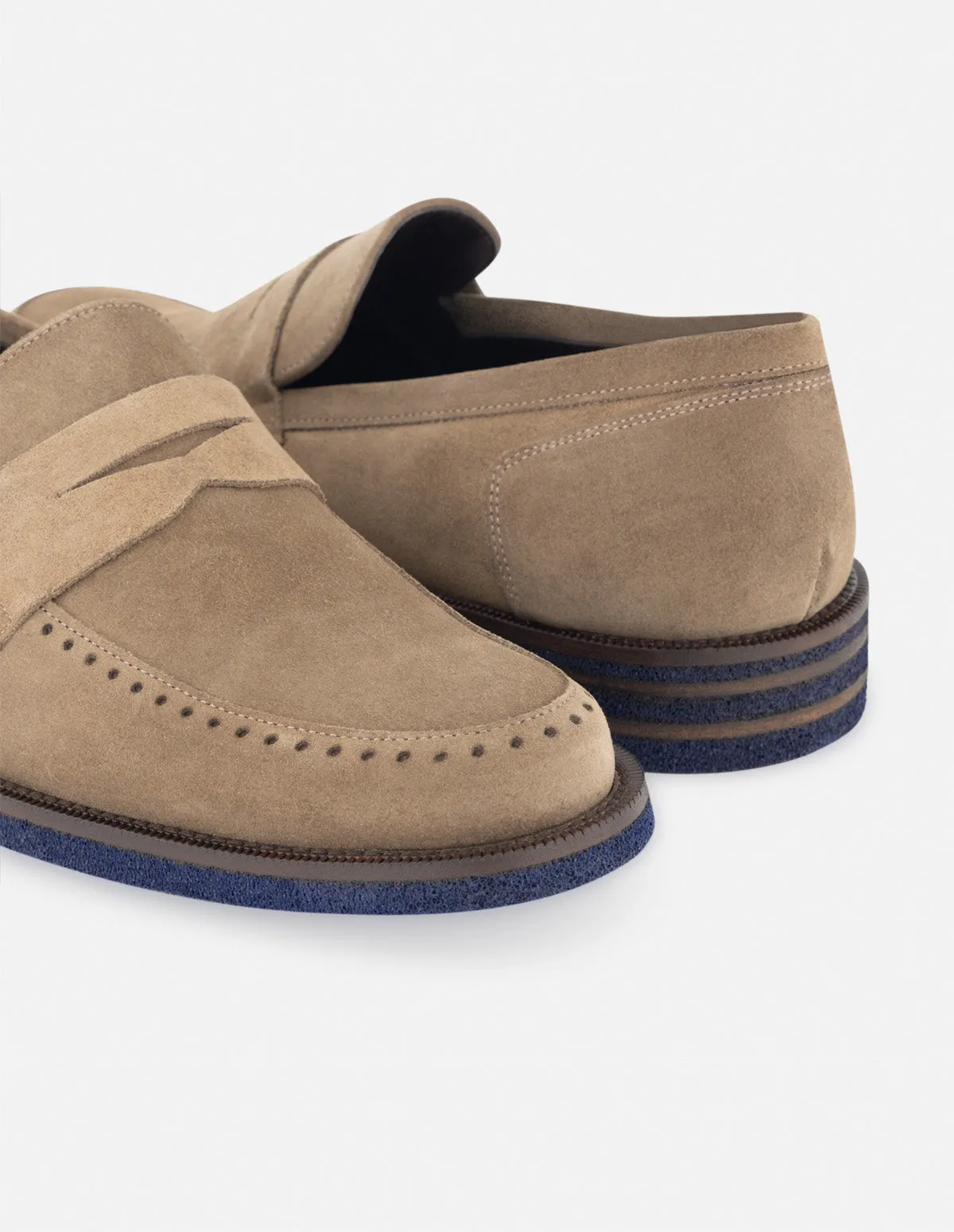 Mocasín en ante color beige con detalles en piel napa y encombrecidos para hombre.