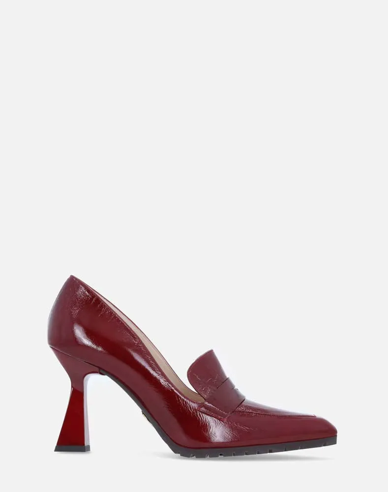 Mocasín en piel color  vino y  tacón alto para mujer.