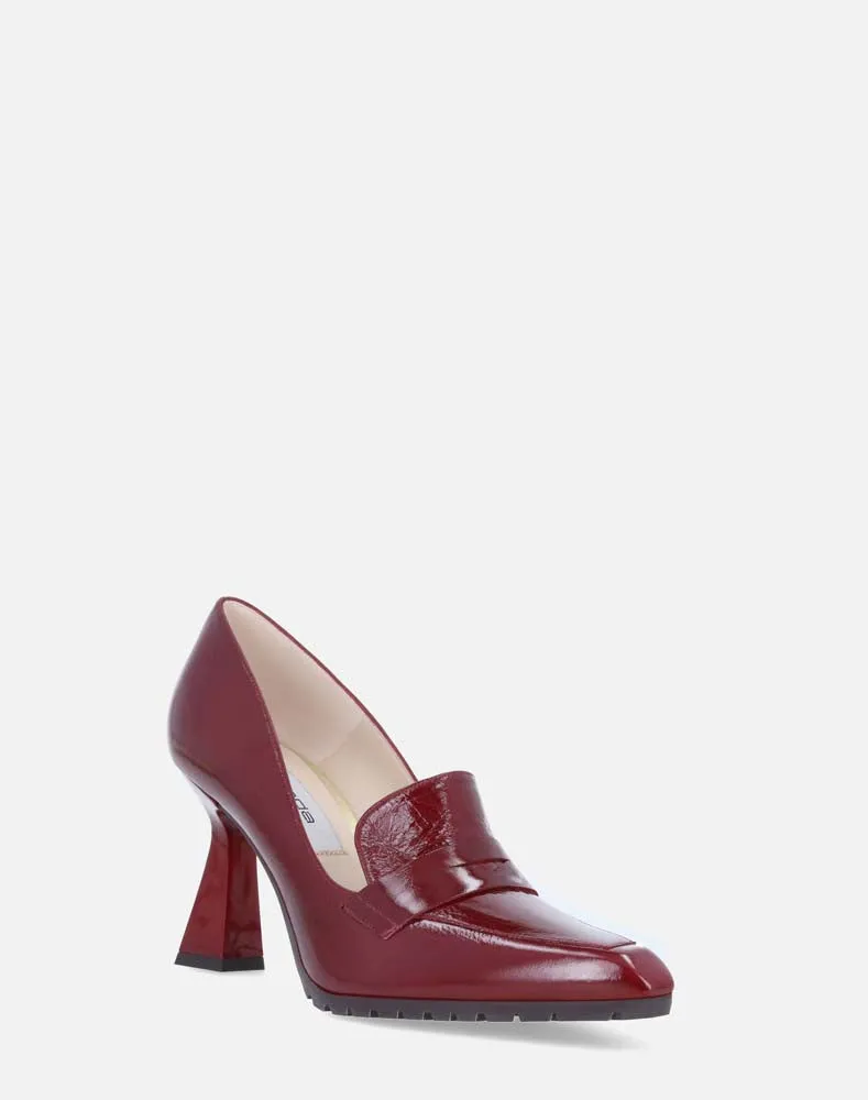 Mocasín en piel color  vino y  tacón alto para mujer.