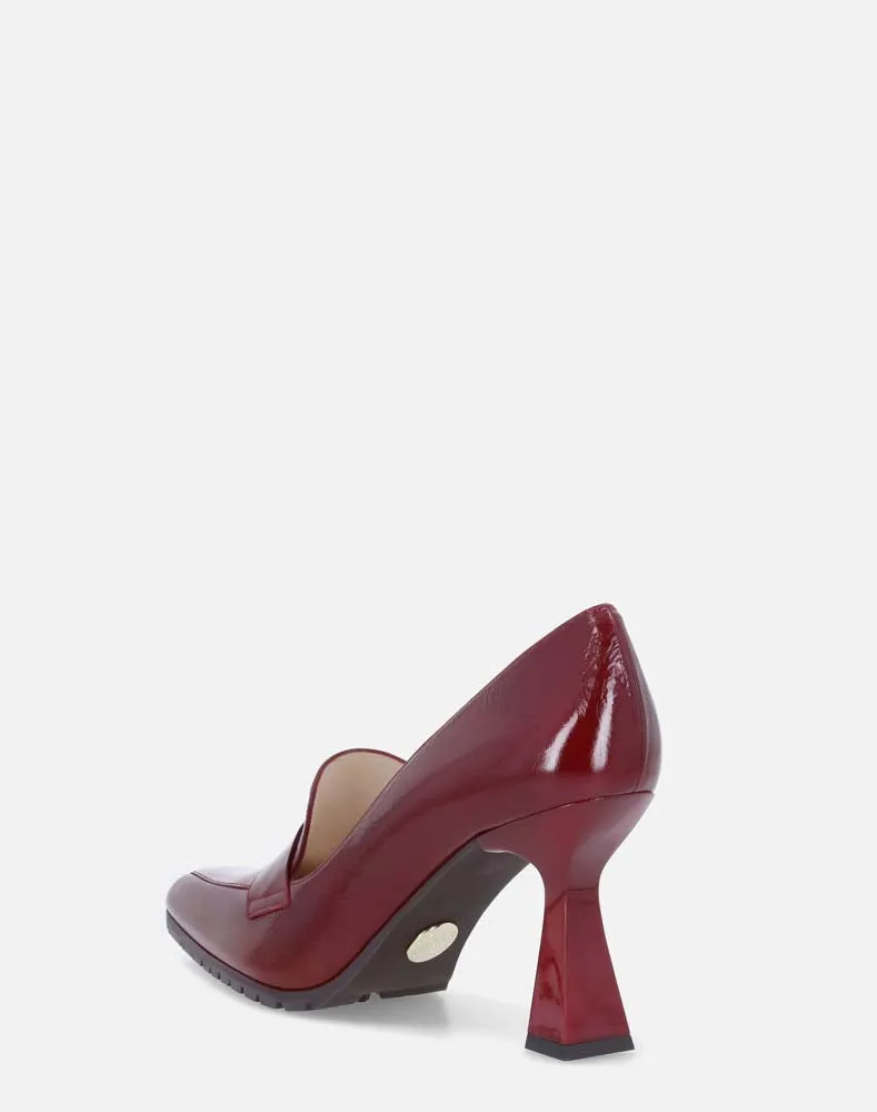 Mocasín en piel color  vino y  tacón alto para mujer.