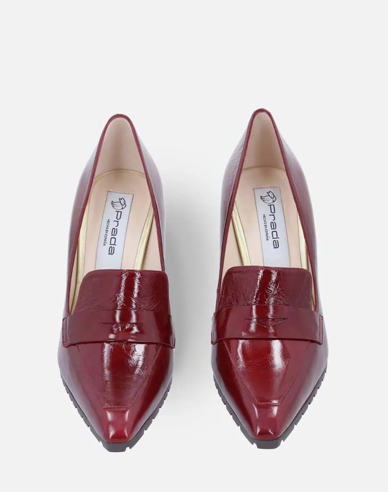 Mocasín en piel color  vino y  tacón alto para mujer.