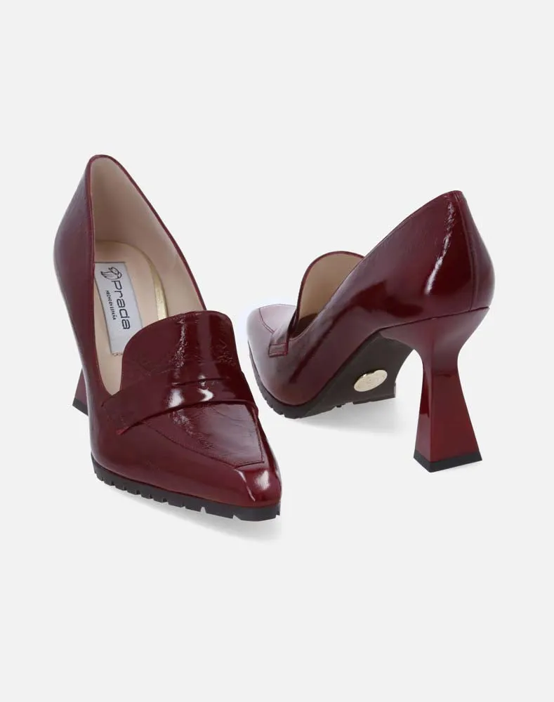 Mocasín en piel color  vino y  tacón alto para mujer.
