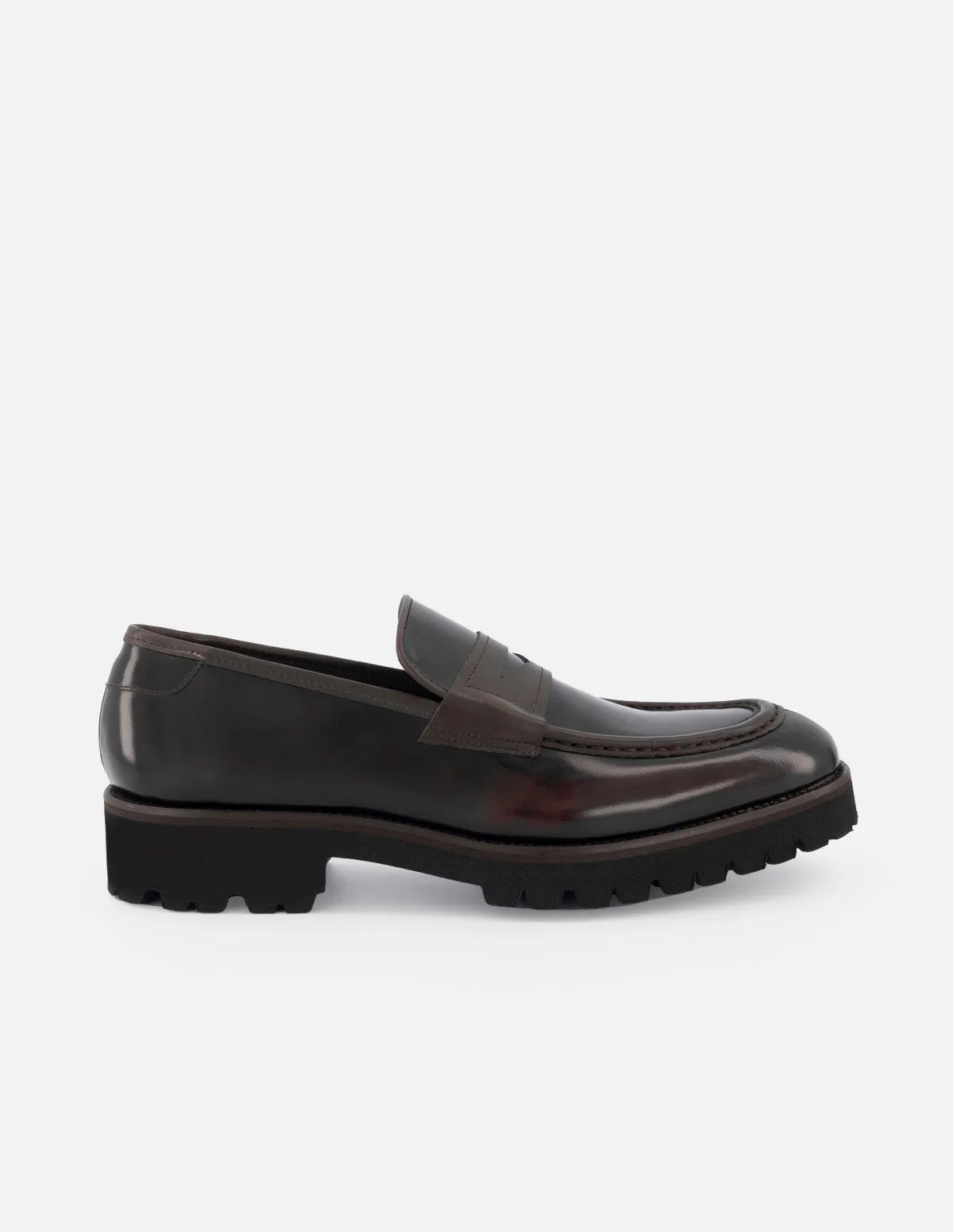 Mocasín en piel florantik color vino con detalles color marrón y suela de goma para hombre.