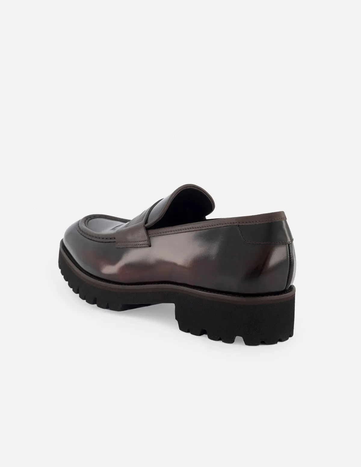 Mocasín en piel florantik color vino con detalles color marrón y suela de goma para hombre.