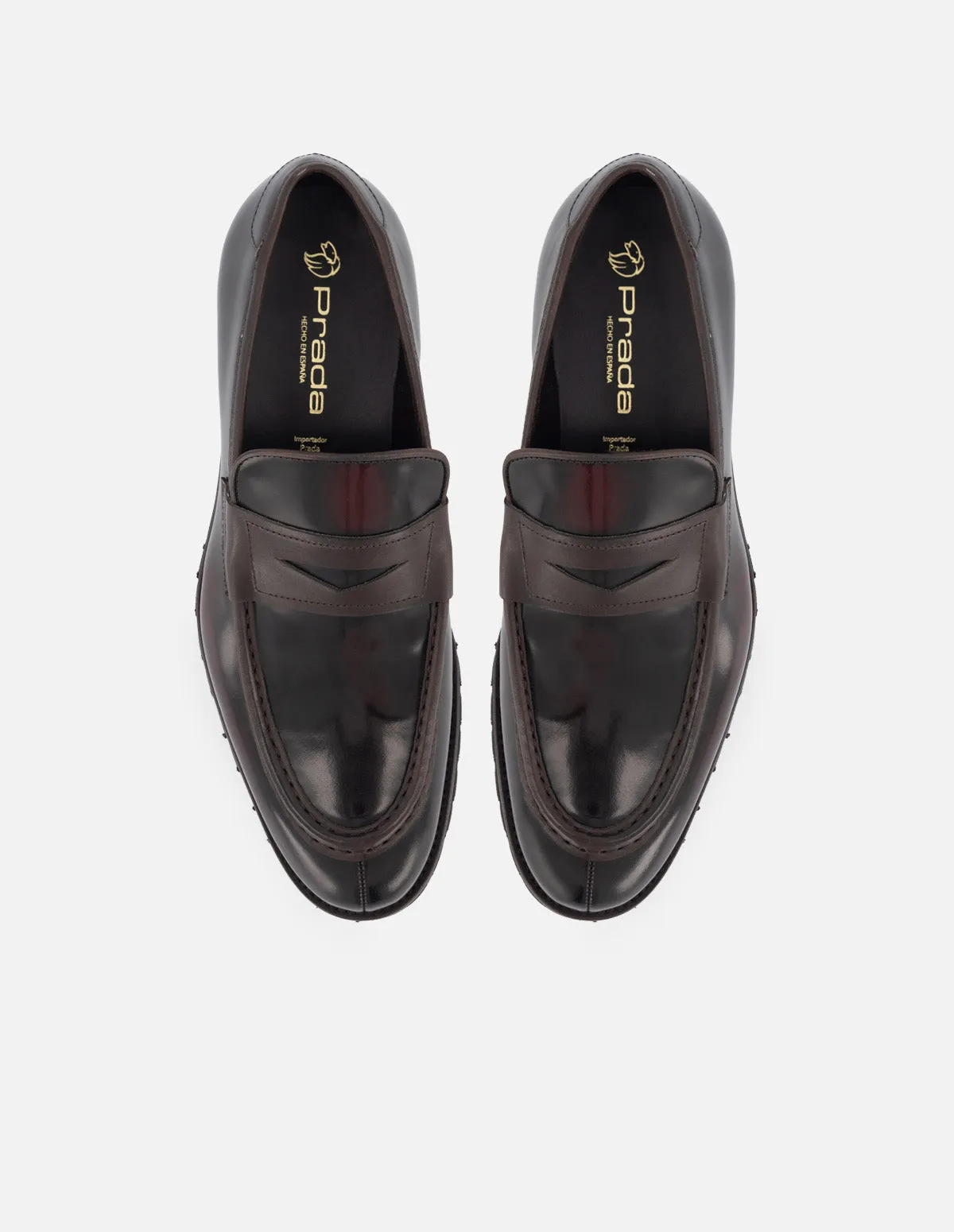 Mocasín en piel florantik color vino con detalles color marrón y suela de goma para hombre.
