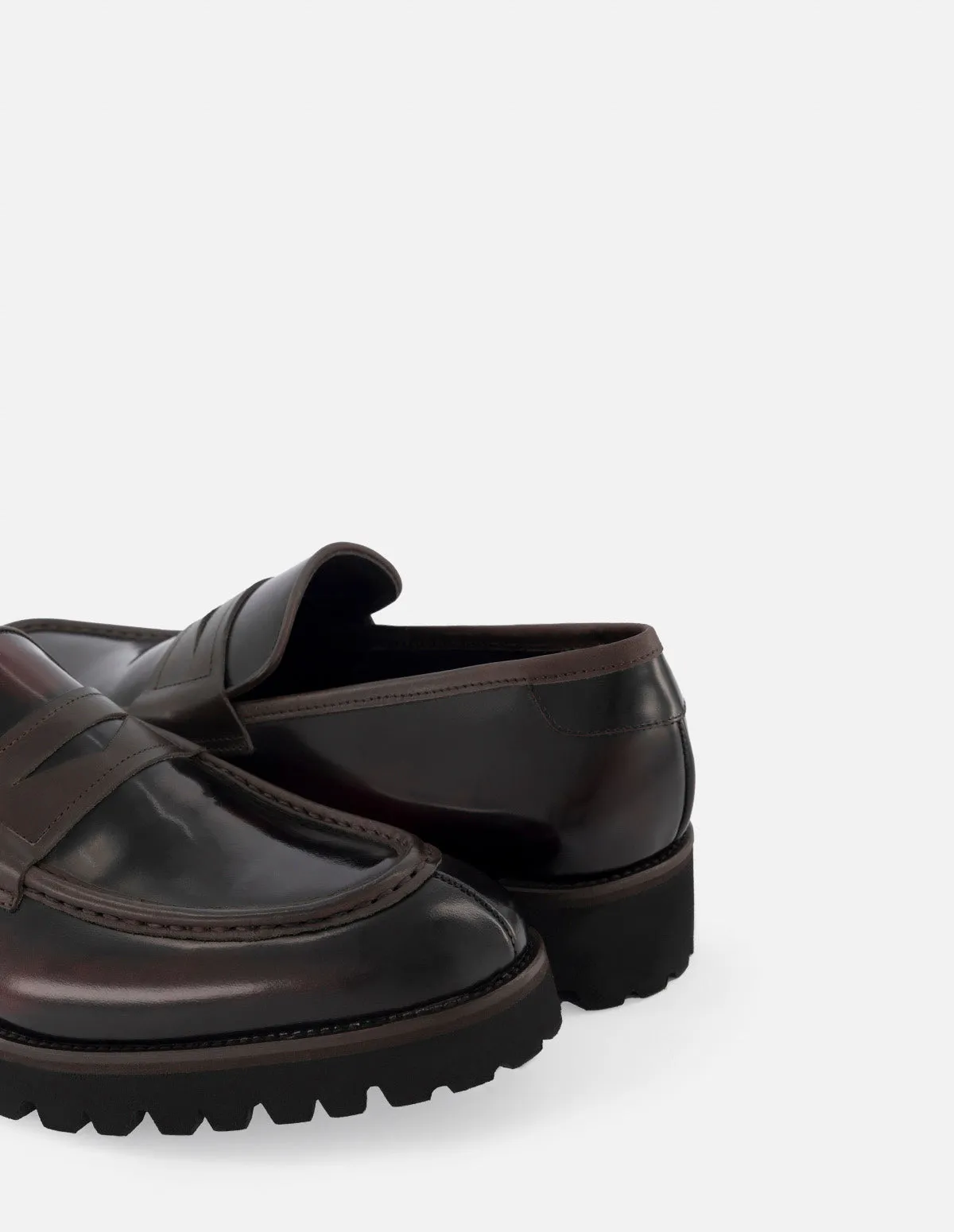 Mocasín en piel florantik color vino con detalles color marrón y suela de goma para hombre.