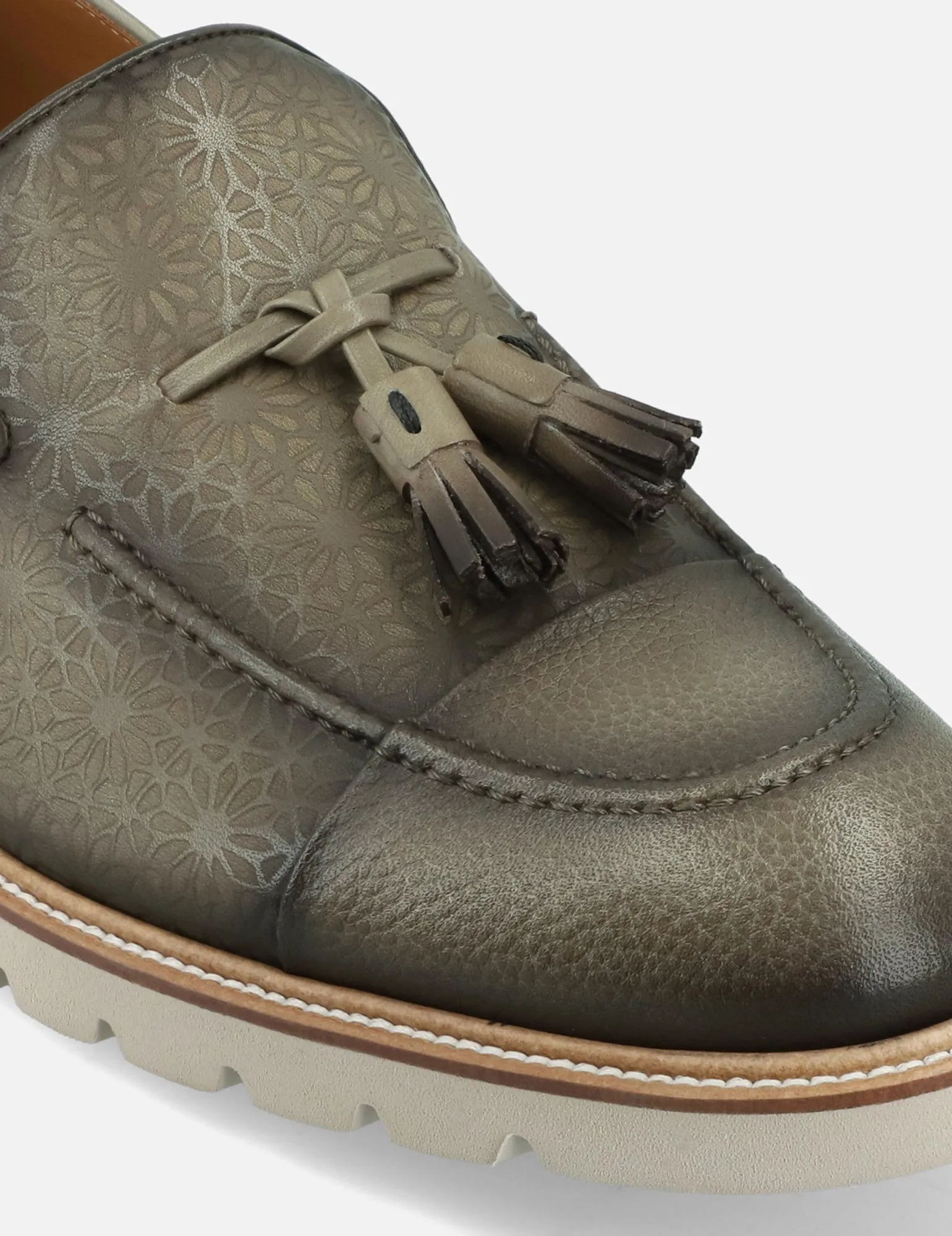 Mocasín en piel grabado floral color kaki