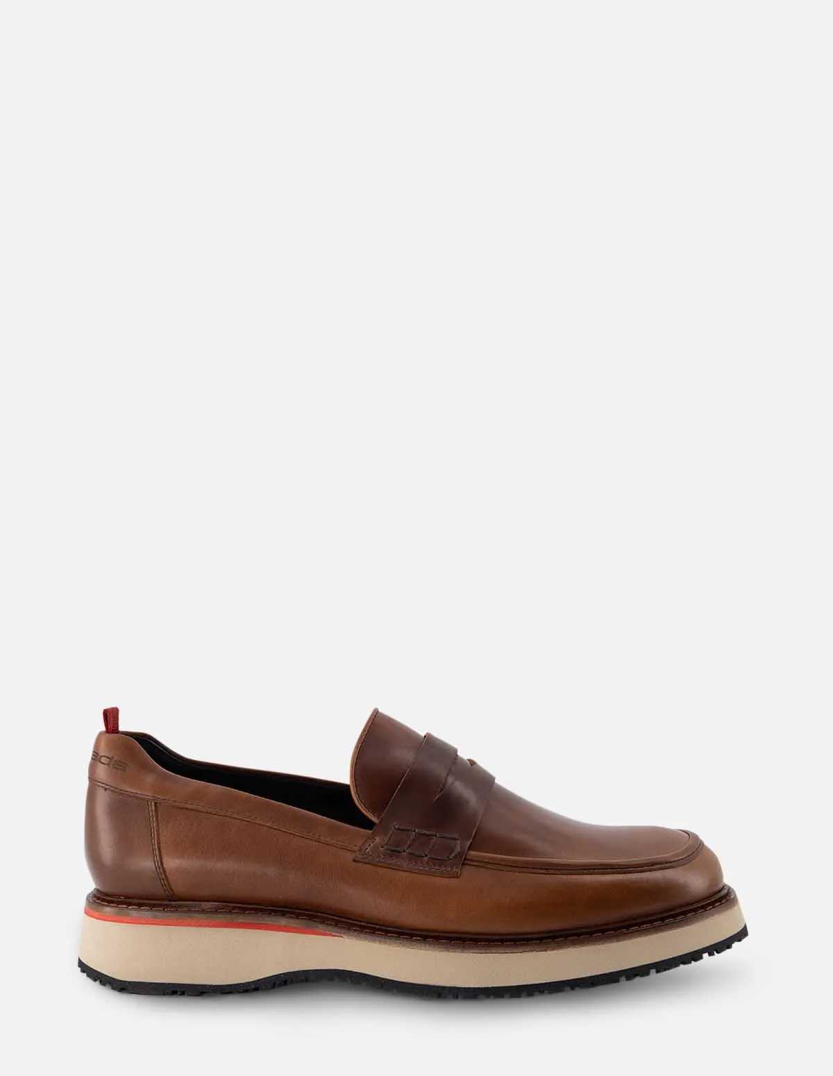 Mocasín en piel napa color cuero con suela color arena para hombre